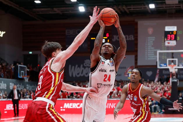 v. l. n. r.: Christian Skladanowski (Fitness First Wuerzburg Baskets, 19), Cobe Williams (Bamberg Baskets, 24) and Marcus Carr (Fitness First Wuerzburg Baskets, 5). 01.02.2026, Basketball, BBL, Fitness First Wuerzburg Baskets vs. BMA365 Bamberg Baskets, GER, Wuerzburg, Tectake Arena. Copyright: HMBxMedia xHeikoxBecker