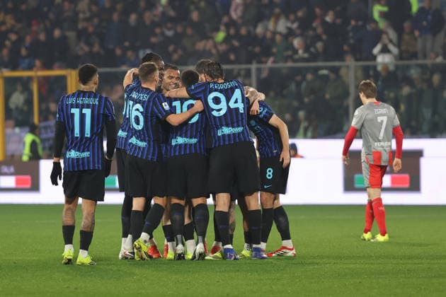 Inter s Piotr Zielinski jubilates after scoring the goal 0-2 during the Serie A soccer match between Cremonese and Inter at the Giovanni Zini Stadium in Cremona Italy - 1 February 2026. - Soccer .  Copyright: xAlbertoxMariani LaPressex