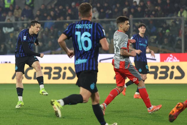 Inter s Piotr Zielinski scores the goal 0-2 during the Serie A soccer match between Cremonese and Inter at the Giovanni Zini Stadium in Cremona Italy - 1 February 2026. - Soccer .  Copyright: xAlbertoxMariani LaPressex