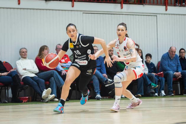 Hannah Simental (Nr 10 Hannover) , Milica Cuic (Nr 15 Osnabrück) - GiroLive Panthers Osnabrück 57:71 TK Hannover Luchse - 1. DBBL 17. Spieltag GiroLive Panthers Osnabrück gegen TK Hannover Luchse