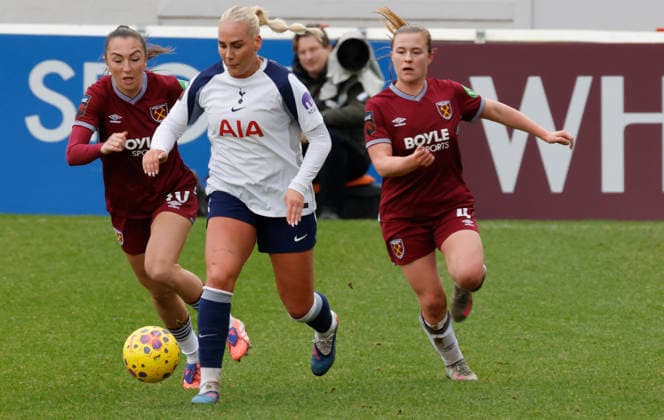 West Ham United v Tottenham Hotspur - Barclays Women s Super League In Dagenham, England, on February 1, 2026, Cathinka Tandberg of Tottenham Hotspur Women holds off Katie Zelem of West Ham United WFC (on loan from London City Lionesses) and Oona Siren of West Ham United WFC during the Barclays FA Women s Super League soccer match between West Ham United Women and Tottenham Hotspur Women at The Chigwell Construction Stadium Victoria Road. London England United Kingdom  Copyright: xActionxFotoxSportx originalFilename:galvin-westhamu260201_npSOe.jpg