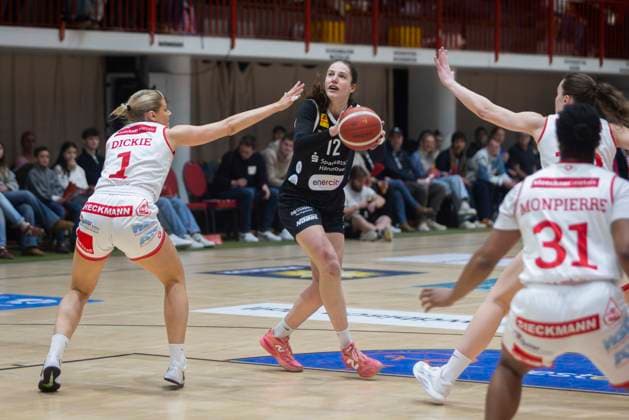 Kennedy Dickie (Nr 1, Osnabrück) , Rowie Jongeling (Nr12 Hannover) - GiroLive Panthers Osnabrück 57:71 TK Hannover Luchse - 1. DBBL 17. Spieltag GiroLive Panthers Osnabrück gegen TK Hannover Luchse