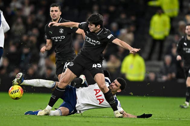 Spurs vs Man City, Premier League Dominic Solanke of Tottenham Hotspur and Abdukodir Khusanov of Manchester City during the Spurs vs Manchester City, Premier League match at the Tottenham Hotspur Stadium London. London Tottenham Hotspur Stadium UK Copyright: xMartinxDaltonx Spurs_vs_ManCity_010226_MD_016
