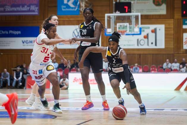 Oceane Monpierre (Nr 31 Osnabrück), Lashae Dwyer (Nr2 Hannover) - GiroLive Panthers Osnabrück 57:71 TK Hannover Luchse - 1. DBBL 17. Spieltag GiroLive Panthers Osnabrück gegen TK Hannover Luchse