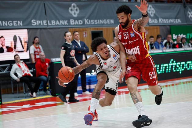 v. l. n. r.: Demarcus Marquette Demonia (Bamberg Baskets, 8) and David Muenkat (Fitness First Wuerzburg Baskets, 55), 01.02.2026, Basketball, BBL, Fitness First Wuerzburg Baskets vs. BMA365 Bamberg Baskets, GER, Wuerzburg, Tectake Arena. Copyright: HMBxMedia xHeikoxBecker