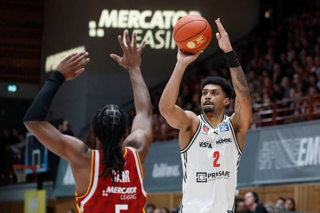 v. l. n. r.: Marcus Carr (Fitness First Wuerzburg Baskets, 5) and Ibrahim Watson (Bamberg Baskets, 2), 01.02.2026, Basketball, BBL, Fitness First Wuerzburg Baskets vs. BMA365 Bamberg Baskets, GER, Wuerzburg, Tectake Arena. Copyright: HMBxMedia xHeikoxBecker