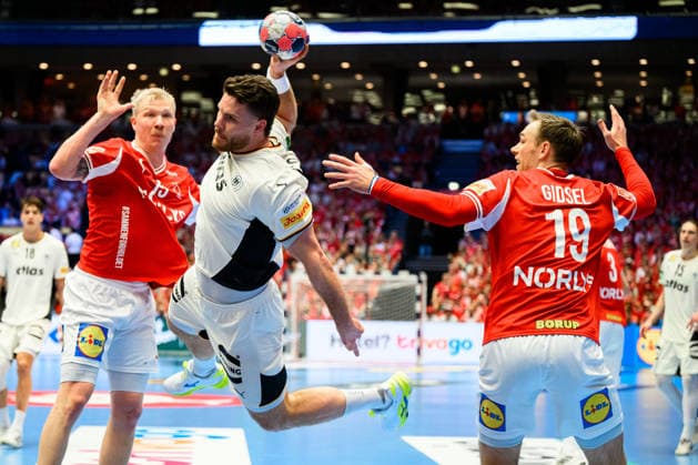 Herning: Handball EM 2026 - Finale - Daenemark - Deutschland v.li. Daenemarks Magnus Saugstrup Jensen, Johannes Golla (Deutschland), Daenemarks Mathias Gidsel Herning Jyske Bank Boxen Daenemark