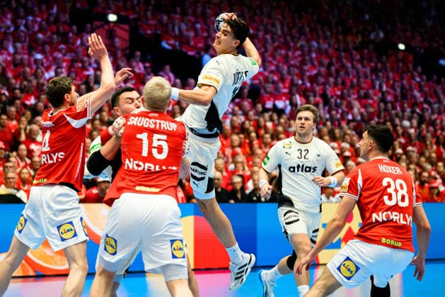 Herning: Handball EM 2026 - Finale - Daenemark - Deutschland Daenemarks Magnus Landin, Jannik Kohlbacher (Deutschland), Daenemarks Magnus Saugstrup Jensen, Julian Köster Koester (Deutschland) Herning Jyske Bank Boxen Daenemark