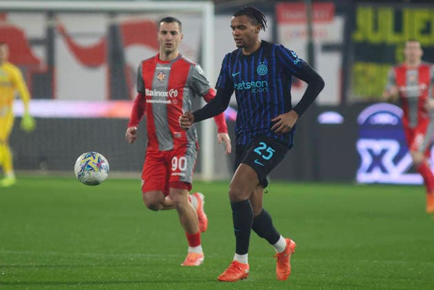 February 1, 2026, Cremona: Inter FC s Manuel Akanji competes for the ball with US Cremonese s Federico Bonazzoli during the italian soccer,Serie A match between US Cremonese vs Internazionale FC on February 01, 2026 at the Giovanni Zini stadium in Cremona, Italy. ANSA Serie A: Cremonese-Inter  - ZUMAa110 20260201_zaf_a110_044 Copyright: xDavidexCasentinix