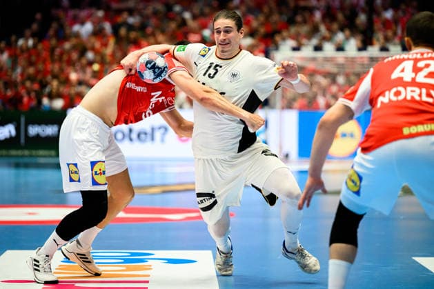 Herning: Handball EM 2026 - Finale - Daenemark - Deutschland v. li. im Zweikampf Daenemarks Mads Hoxer und Juri Knorr (Deutschland) Herning Jyske Bank Boxen Daenemark