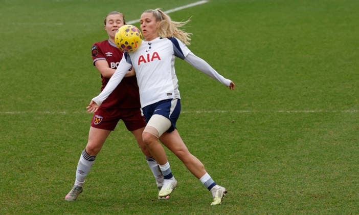 West Ham United v Tottenham Hotspur - Barclays Women s Super League In Dagenham, England, on February 1, 2026, Olivia Holdt of Tottenham Hotspur Women holds off Oona Siren of West Ham United WFC during the Barclays FA Women s Super League soccer match between West Ham United Women and Tottenham Hotspur Women at The Chigwell Construction Stadium Victoria Road. London England United Kingdom  Copyright: xActionxFotoxSportx originalFilename:galvin-westhamu260201_npioC.jpg