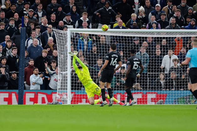 Premier League 2025 26 Tottenham Hotspur v Manchester City Tottenham Hotspur Stadium 01.02.2026 Gianluigi Donnarumma (GK) of Manchester City save Premier League 2025 26 Tottenham Hotspur v Manchester City Tottenham Hotspur Stadium 01.02.2026 Photograph By Marc Aspland The Times  Copyright: xMarcxAsplandx NINTCHDBPICT001055803360