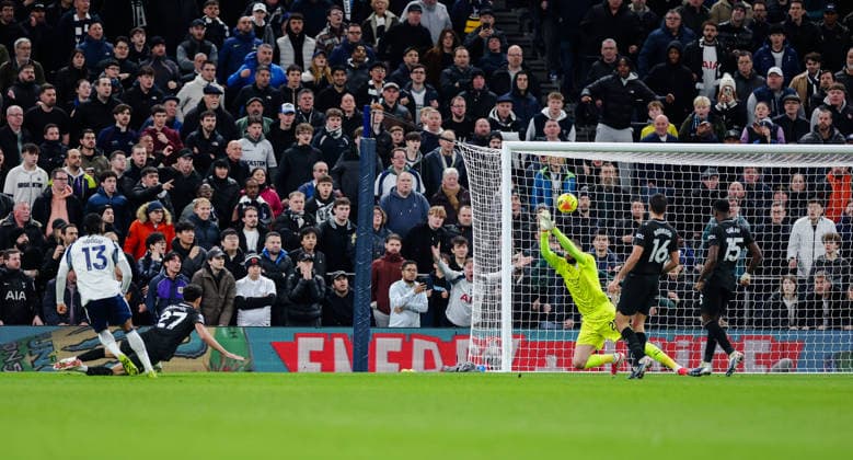 Premier League 2025 26 Tottenham Hotspur v Manchester City Tottenham Hotspur Stadium 01.02.2026 Gianluigi Donnarumma (GK) of Manchester City save Premier League 2025 26 Tottenham Hotspur v Manchester City Tottenham Hotspur Stadium 01.02.2026 Photograph By Marc Aspland The Times  Copyright: xMarcxAsplandx NINTCHDBPICT001055803395