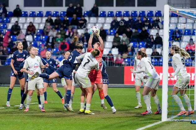 Mariella El Sherif (Torhüterin, Torwart, Werder, 39) fängt eine Flanke ab, Aktion, Action, Spielszene, im Strafraum, Strafraumszene, 01.02.2026, Sinsheim (Hoffenheim) (Deutschland), Fussball, Google Pixel Frauen-Bundesliga, TSG 1899 Hoffenheim - SV Werder Bremen, DFB DFL REGULATIONS PROHIBIT ANY USE OF PHOTOGRAPHS AS IMAGE SEQUENCES AND OR QUASI-VIDEO.
