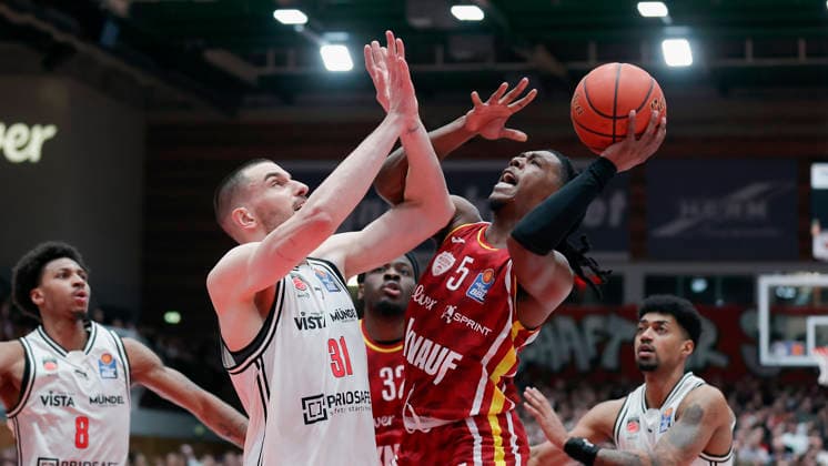 Im Bild: v.li. Daniel Keppeler (Bamberg Baskets, 31) gegen Marcus Carr(Wuerzburg Baskets, 5) 01.02.2026, Fitness First Wuerzburg Baskets vs. BMA365 Bamberg Baskets, easyCredit BBL, 18. Spieltag, Deutschland, 97072, tectake-Arena Wuerzburg, Copyright: HMBxMedia xJulienxBecker