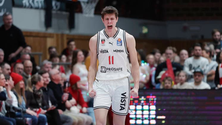 Im Bild: Jubel nach einem Dreier bei Richard Balint (Bamberg Baskets, 11) 01.02.2026, Fitness First Wuerzburg Baskets vs. BMA365 Bamberg Baskets, easyCredit BBL, 18. Spieltag, Deutschland, 97072, tectake-Arena Wuerzburg, Copyright: HMBxMedia xJulienxBecker