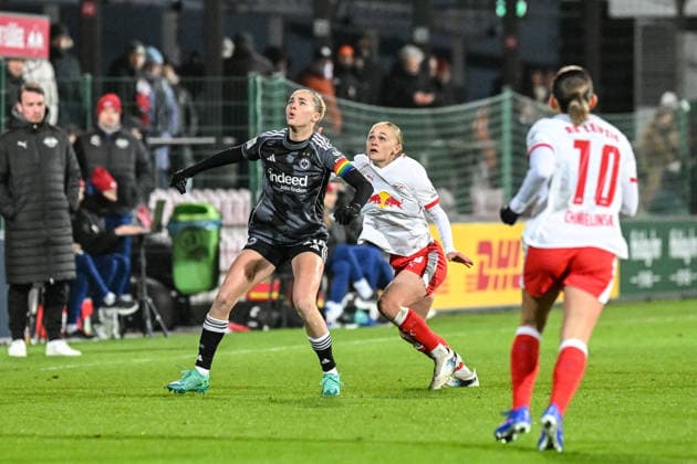 Fußball I Frauen I Saison 2025-2026 I Bundesliga I 16. Spieltag I RB Leipzig - Eintracht Frankfurt I 01.02.2026 Zweikampf Laura Freigang (10, Eintracht Frankfurt) gegen Victoria Krug (20, Rasenballsport Leipzig) Leipzig RB Trainingszentrum, Cottaweg 7 Sachsen Deutschland Copyright: xLobeca InesxHähnelx