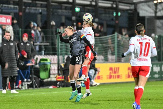 Fußball I Frauen I Saison 2025-2026 I Bundesliga I 16. Spieltag I RB Leipzig - Eintracht Frankfurt I 01.02.2026 Zweikampf Laura Freigang (10, Eintracht Frankfurt) gegen Victoria Krug (20, Rasenballsport Leipzig) Leipzig RB Trainingszentrum, Cottaweg 7 Sachsen Deutschland Copyright: xLobeca InesxHähnelx
