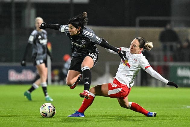 Fußball I Frauen I Saison 2025-2026 I Bundesliga I 16. Spieltag I RB Leipzig - Eintracht Frankfurt I 01.02.2026 Zweikampf Remina Chiba (15, Eintracht Frankfurt) gegen Gina Chmielinski (10, Rasenballsport Leipzig) Leipzig RB Trainingszentrum, Cottaweg 7 Sachsen Deutschland Copyright: xLobeca InesxHähnelx