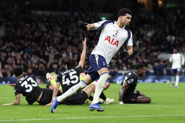 Tottenham v Man City 01 February 2026, London - Premier League Football - Tottenham Hotspur v Manchester City - Dominic Solanke of Tottenham Hotspur leaves City players in a heap as he races back to his half after scoring their 1st goal - Photo: Charlotte Wilson Offside. London UK Copyright: xCharlottexWilsonx xOffsidexOffside