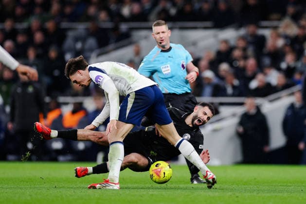 Premier League 2025 26 Tottenham Hotspur v Manchester City Tottenham Hotspur Stadium 01.02.2026 Rayan A¿t-Nouri of Manchester City and Jo¿o Palhinha of Tottenham Hotspur collide Premier League 2025 26 Tottenham Hotspur v Manchester City Tottenham Hotspur Stadium 01.02.2026 Photograph By Marc Aspland The Times  Copyright: xMarcxAsplandx NINTCHDBPICT001055804427