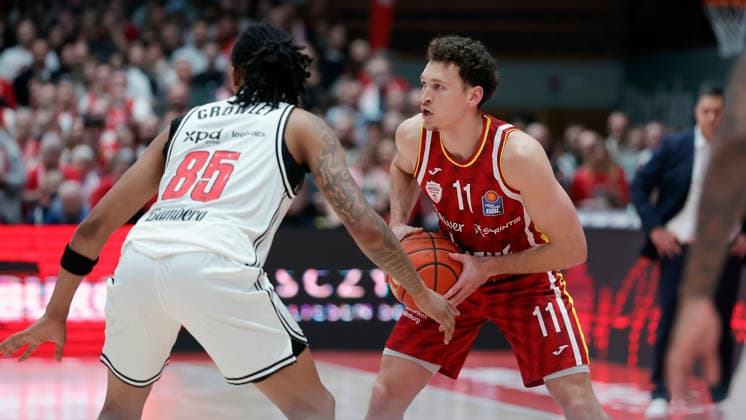 Im Bild: v.li. Austin Matthew Crowley (Bamberg Baskets, 85) gegen Brae Ivey (Wuerzburg Baskets, 11) am Ball 01.02.2026, Fitness First Wuerzburg Baskets vs. BMA365 Bamberg Baskets, easyCredit BBL, 18. Spieltag, Deutschland, 97072, tectake-Arena Wuerzburg, Copyright: HMBxMedia xJulienxBecker