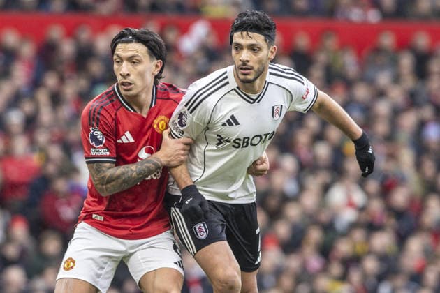 MANCHESTER, ENGLAND - FEBRUARY 01: Lisandro Martínez of Manchester United, ManU and Raúl Jiménez of Fulham fight for possession during a Premier League 2026 match between Manchester United and Fulham at Old Trafford on February 1st, 2026 in Manchester, England. (Photo by Richard Callis Sports Press Photo) Copyright: xRichardxCallis SportsxPressxPhotx Sportspressphoto_SPR87725