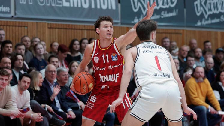 Im Bild: v.li. Brae Ivey (Wuerzburg Baskets, 11) am Ball gegen Zachary Ensminger (Bamberg Baskets, 1) 01.02.2026, Fitness First Wuerzburg Baskets vs. BMA365 Bamberg Baskets, easyCredit BBL, 18. Spieltag, Deutschland, 97072, tectake-Arena Wuerzburg, Copyright: HMBxMedia xJulienxBecker
