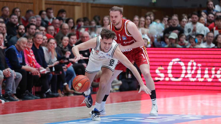 Im Bild: v.li. Zachary Ensminger (Bamberg Baskets, 1) gegen Lukas Herzog (Wuerzburg Baskets, 1) 01.02.2026, Fitness First Wuerzburg Baskets vs. BMA365 Bamberg Baskets, easyCredit BBL, 18. Spieltag, Deutschland, 97072, tectake-Arena Wuerzburg, Copyright: HMBxMedia xJulienxBecker