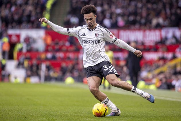 MANCHESTER, ENGLAND - FEBRUARY 01: Antonee Robinson of Fulham passes the ball during a Premier League 2026 match between Manchester United, ManU and Fulham at Old Trafford on February 1st, 2026 in Manchester, England. (Photo by Richard Callis Sports Press Photo) Copyright: xRichardxCallis SportsxPressxPhotx Sportspressphoto_SPR87731