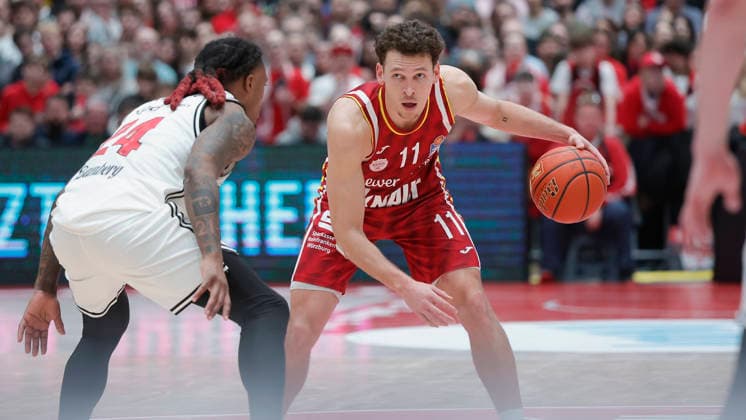 Im Bild: v.li. Cobe Williams (Bamberg Baskets, 24) gegen Brae Ivey (Wuerzburg Baskets, 11) 01.02.2026, Fitness First Wuerzburg Baskets vs. BMA365 Bamberg Baskets, easyCredit BBL, 18. Spieltag, Deutschland, 97072, tectake-Arena Wuerzburg, Copyright: HMBxMedia xJulienxBecker