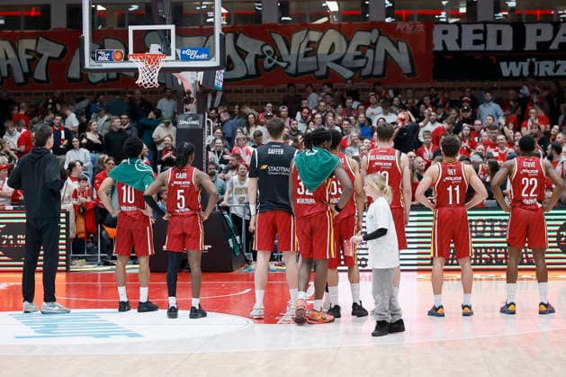v. l. n. r.: Enttaeuschte Wuerzburger Spieler nach der Derby-Niederlage vor den Fans. 01.02.2026, Basketball, BBL, Fitness First Wuerzburg Baskets vs. BMA365 Bamberg Baskets, GER, Wuerzburg, Tectake Arena. Copyright: HMBxMedia xHeikoxBecker