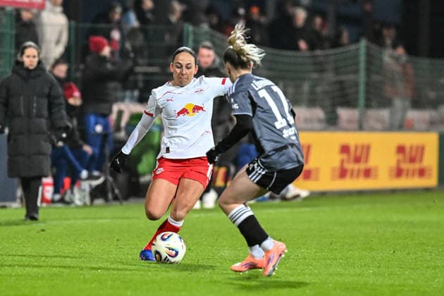 Fußball I Frauen I Saison 2025-2026 I Bundesliga I 16. Spieltag I RB Leipzig - Eintracht Frankfurt I 01.02.2026 Zweikampf Gina Chmielinski (10, Rasenballsport Leipzig) gegen Nina Lührßen (11, Eintracht Frankfurt) Leipzig RB Trainingszentrum, Cottaweg 7 Sachsen Deutschland Copyright: xLobeca InesxHähnelx