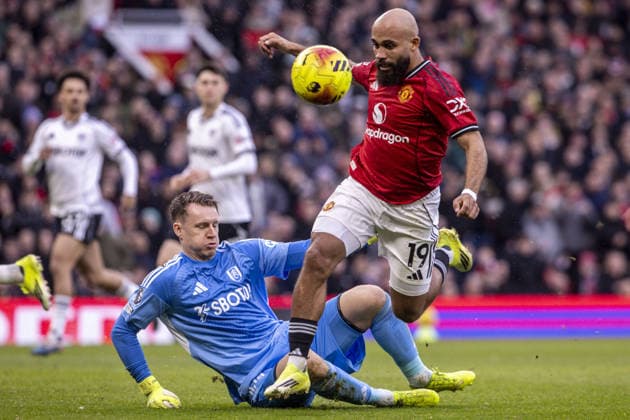 MANCHESTER, ENGLAND - FEBRUARY 01: Brian Mbeumo of Manchester United, ManU and Bernd Leno of Fulham during a Premier League 2026 match between Manchester United and Fulham at Old Trafford on February 1st, 2026 in Manchester, England. (Photo by Richard Callis Sports Press Photo) Copyright: xRichardxCallis SportsxPressxPhotx Sportspressphoto_SPR87747