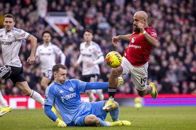 MANCHESTER, ENGLAND - FEBRUARY 01: Brian Mbeumo of Manchester United, ManU and Bernd Leno of Fulham during a Premier League 2026 match between Manchester United and Fulham at Old Trafford on February 1st, 2026 in Manchester, England. (Photo by Richard Callis Sports Press Photo) Copyright: xRichardxCallis SportsxPressxPhotx Sportspressphoto_SPR87748