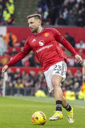 MANCHESTER, ENGLAND - FEBRUARY 01: Luke Shaw of Manchester United, ManU controls the ball during a Premier League 2026 match between Manchester United and Fulham at Old Trafford on February 1st, 2026 in Manchester, England. (Photo by Richard Callis Sports Press Photo) Copyright: xRichardxCallis SportsxPressxPhotx Sportspressphoto_SPR87754