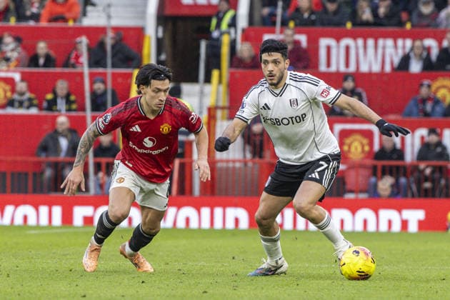 MANCHESTER, ENGLAND - FEBRUARY 01: Lisandro Martínez of Manchester United, ManU and Raúl Jiménez of Fulham fight for possession during a Premier League 2026 match between Manchester United and Fulham at Old Trafford on February 1st, 2026 in Manchester, England. (Photo by Richard Callis Sports Press Photo) Copyright: xRichardxCallis SportsxPressxPhotx Sportspressphoto_SPR87755