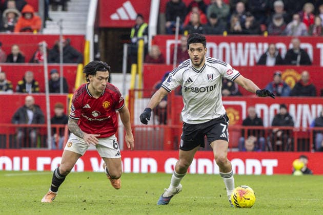 MANCHESTER, ENGLAND - FEBRUARY 01: Lisandro Martínez of Manchester United, ManU and Raúl Jiménez of Fulham fight for possession during a Premier League 2026 match between Manchester United and Fulham at Old Trafford on February 1st, 2026 in Manchester, England. (Photo by Richard Callis Sports Press Photo) Copyright: xRichardxCallis SportsxPressxPhotx Sportspressphoto_SPR87759