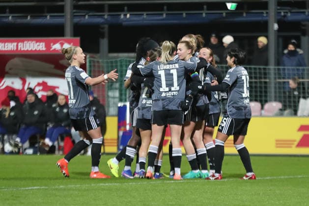 Google Pixel Frauen-Bundesliga, RB Leipzig - Eintracht Frankfurt; 01.02.2026 Torschützin Laura Freigang (10, Eintracht Frankfurt) mitten in der Jubel-Traube nach ihrem Tor zur 0:1-Führung. Fußball, Google Pixel Frauen-Bundesliga, Saison 2025 2026, 16. Spieltag: RB Leipzig vs. SG Eintracht Frankfurt am 01.02.2026, Trainingszentrum Cottaweg, Leipzig. DFB REGULATIONS PROHIBIT ANY USE OF PHOTOGRAPHS AS IMAGE SEQUENCES AND OR QUASI-VIDEO. Copyright: xBEAUTIFULxSPORTS JanxKaeferx