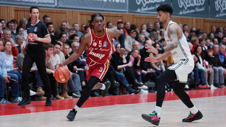 Im Bild: v.li. Marcus Carr(Wuerzburg Baskets, 5) gegen Ibi Watson (Bamberg Baskets, 2) 01.02.2026, Fitness First Wuerzburg Baskets vs. BMA365 Bamberg Baskets, easyCredit BBL, 18. Spieltag, Deutschland, 97072, tectake-Arena Wuerzburg, Copyright: HMBxMedia xJulienxBecker