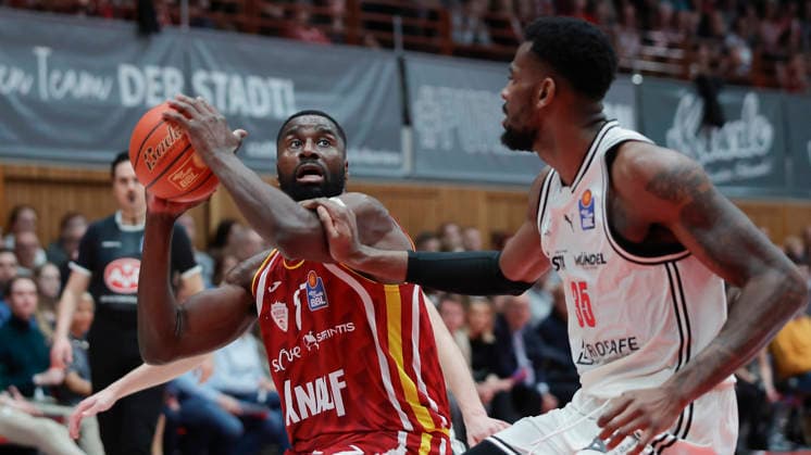 Im Bild: v.li. Eddy Edigin (Wuerzburg Baskets, 27) gegen Ejiofor Onu (Bamberg Baskets, 35) 01.02.2026, Fitness First Wuerzburg Baskets vs. BMA365 Bamberg Baskets, easyCredit BBL, 18. Spieltag, Deutschland, 97072, tectake-Arena Wuerzburg, Copyright: HMBxMedia xJulienxBecker