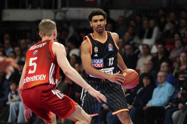 Mark Smith (ratiopharm Ulm, 13) mit Niels Giffey (FC Bayern Basketball, 05), GER, FC Bayern Basketball vs. ratiopharm Ulm, Basketball, easycredit Basketball Bundesliga, 18. Spieltag, Saison 2025 2026, 01.02.2026, GER, FC Bayern Basketball vs. ratiopharm Ulm, Basketball, easycredit Basketball Bundesliga, 18. Spieltag, Saison 2025 2026, 01.02.2026 Muenchen Copyright: xEibner-Pressefoto JennixMaulx EP_JML