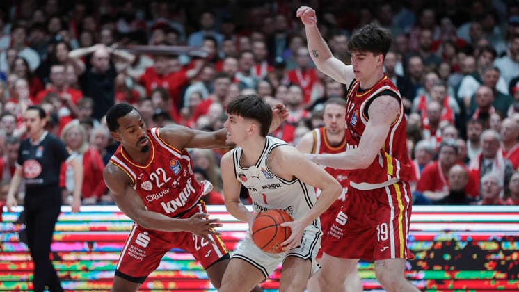 Im Bild: v.li. Johnathan Stove (Wuerzburg Baskets, 22), Zachary Ensminger (Bamberg Baskets, 1) und Christian Skladanowski (Wuerzburg Baskets, 19) 01.02.2026, Fitness First Wuerzburg Baskets vs. BMA365 Bamberg Baskets, easyCredit BBL, 18. Spieltag, Deutschland, 97072, tectake-Arena Wuerzburg, Copyright: HMBxMedia xJulienxBecker