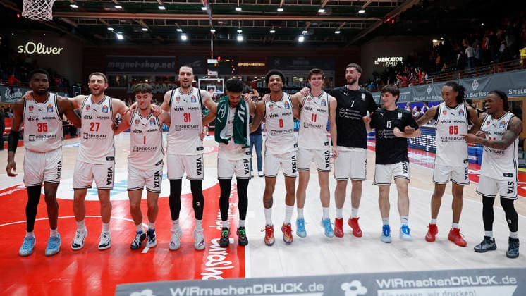 v. l. n. r.: Die Bamberger Spieler feiern den Derby-Sieg mit ihren mitgereisten Fans. 01.02.2026, Basketball, BBL, Fitness First Wuerzburg Baskets vs. BMA365 Bamberg Baskets, GER, Wuerzburg, Tectake Arena. Copyright: HMBxMedia xHeikoxBecker