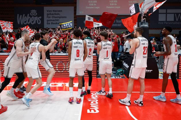 v. l. n. r.: Die Bamberger Spieler feiern den Derby-Sieg mit ihren mitgereisten Fans. 01.02.2026, Basketball, BBL, Fitness First Wuerzburg Baskets vs. BMA365 Bamberg Baskets, GER, Wuerzburg, Tectake Arena. Copyright: HMBxMedia xHeikoxBecker