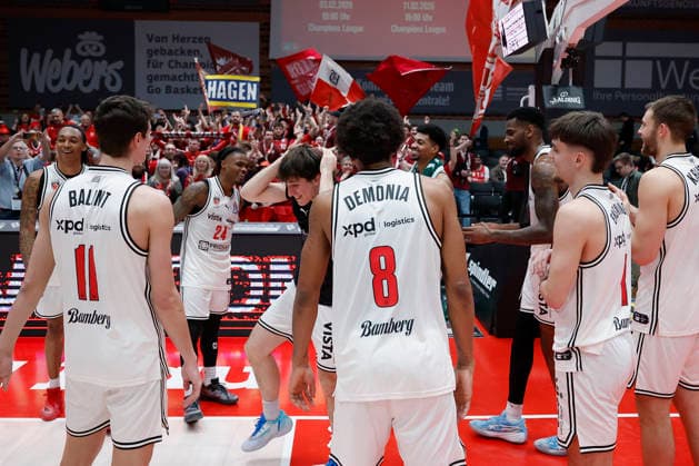 v. l. n. r.: Die Bamberger Spieler feiern den Derby-Sieg mit ihren mitgereisten Fans. 01.02.2026, Basketball, BBL, Fitness First Wuerzburg Baskets vs. BMA365 Bamberg Baskets, GER, Wuerzburg, Tectake Arena. Copyright: HMBxMedia xHeikoxBecker