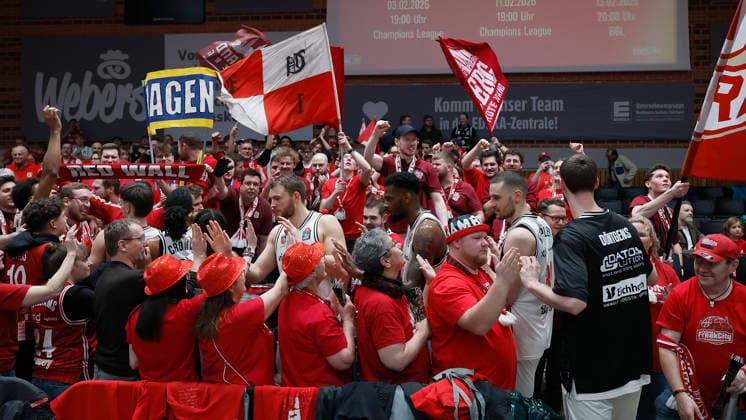 v. l. n. r.: Die Bamberger Spieler feiern den Derby-Sieg mit ihren mitgereisten Fans. 01.02.2026, Basketball, BBL, Fitness First Wuerzburg Baskets vs. BMA365 Bamberg Baskets, GER, Wuerzburg, Tectake Arena. Copyright: HMBxMedia xHeikoxBecker