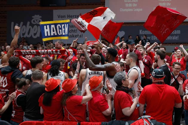 v. l. n. r.: Die Bamberger Spieler feiern den Derby-Sieg mit ihren mitgereisten Fans. 01.02.2026, Basketball, BBL, Fitness First Wuerzburg Baskets vs. BMA365 Bamberg Baskets, GER, Wuerzburg, Tectake Arena. Copyright: HMBxMedia xHeikoxBecker