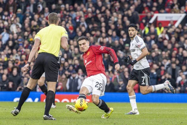 MANCHESTER, ENGLAND - FEBRUARY 01: Manuel Ugarte of Manchester United, ManU passes the ball during a Premier League 2026 match between Manchester United and Fulham at Old Trafford on February 1st, 2026 in Manchester, England. (Photo by Richard Callis Sports Press Photo) Copyright: xRichardxCallis SportsxPressxPhotx Sportspressphoto_SPR87764