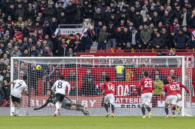 MANCHESTER, ENGLAND - FEBRUARY 01: Raúl Jiménez of Fulham scores a penalty (2-1) during a Premier League 2026 match between Manchester United, ManU and Fulham at Old Trafford on February 1st, 2026 in Manchester, England. (Photo by Richard Callis Sports Press Photo) Copyright: xRichardxCallis SportsxPressxPhotx Sportspressphoto_SPR87771